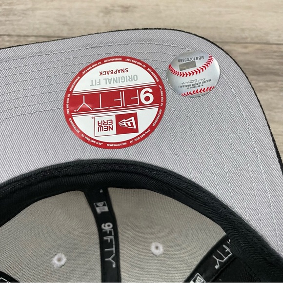 New Era New York Yankees Basic Black & White 9Fifty Snapback Cap - Picture 5 of 8